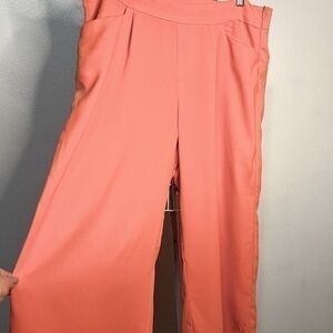 New Look salmon wide-legged cropped pants w/invisible side zipper. Sz L. EUC.